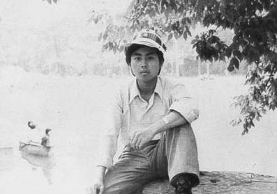 海子25岁自杀后，留下5封遗书，都有写道：我的死，是他俩导致的