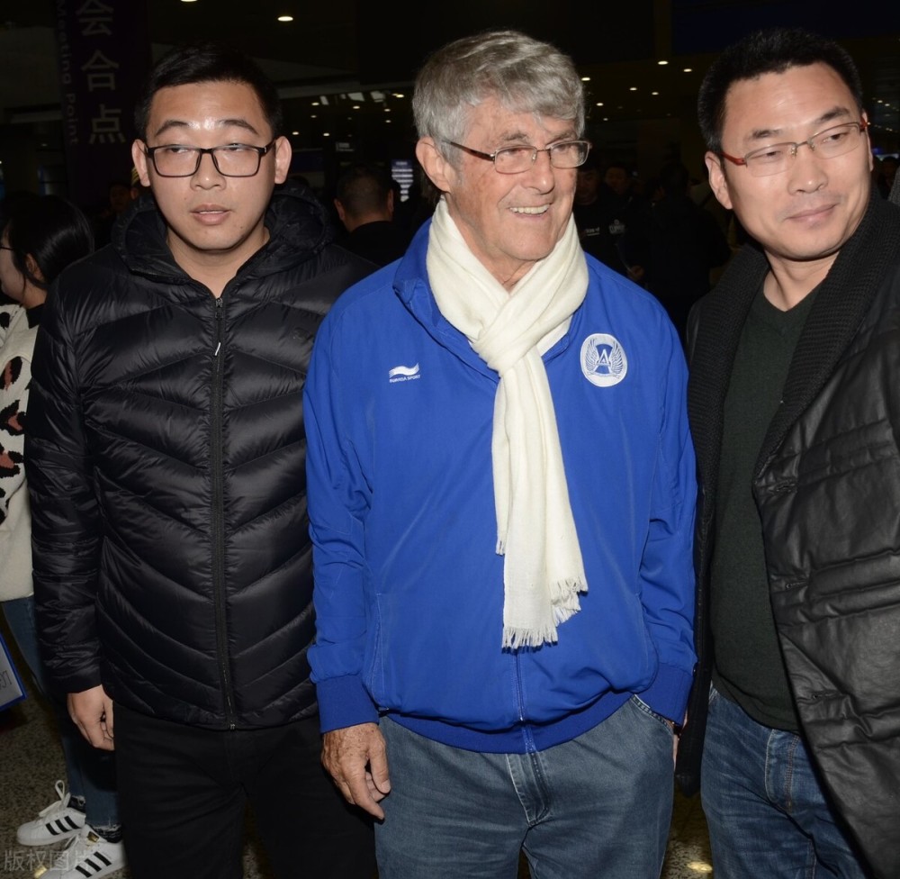 国足教练李铁场边停球,国足主教练李铁高光时刻