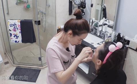 戚薇拍头发消面部水肿,戚薇刮痧的视频