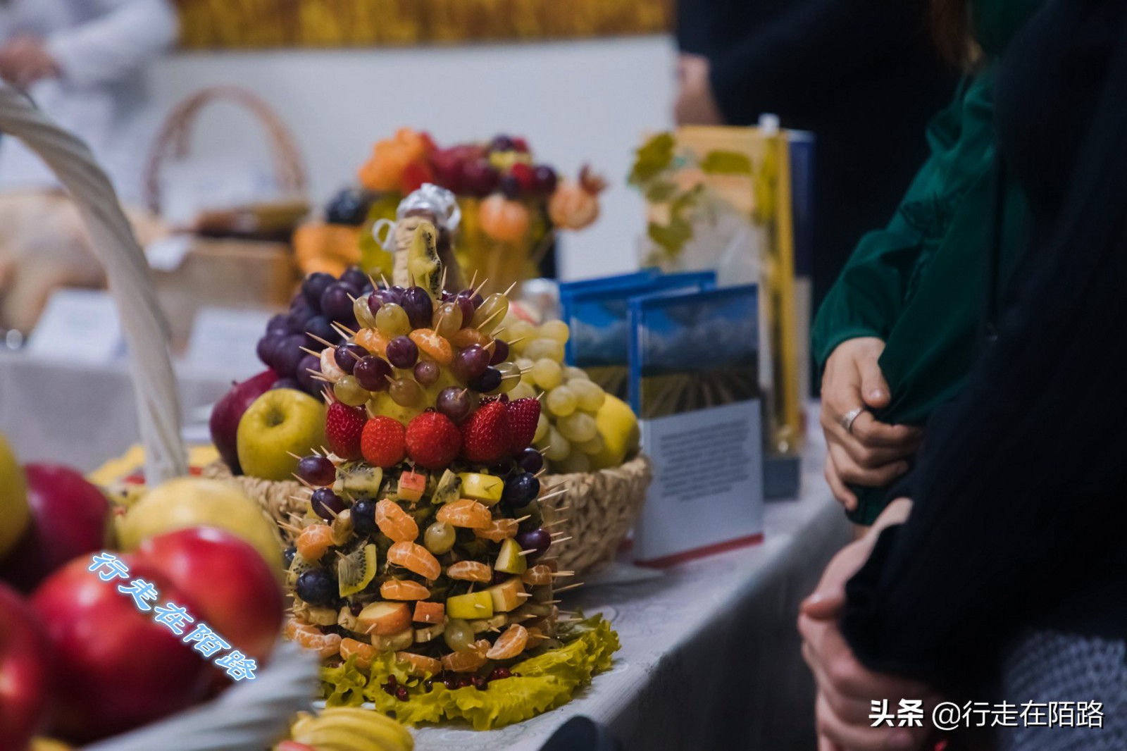 世俗化的车臣穆斯林：不戴头巾还能喝酒，交警都要配AK47