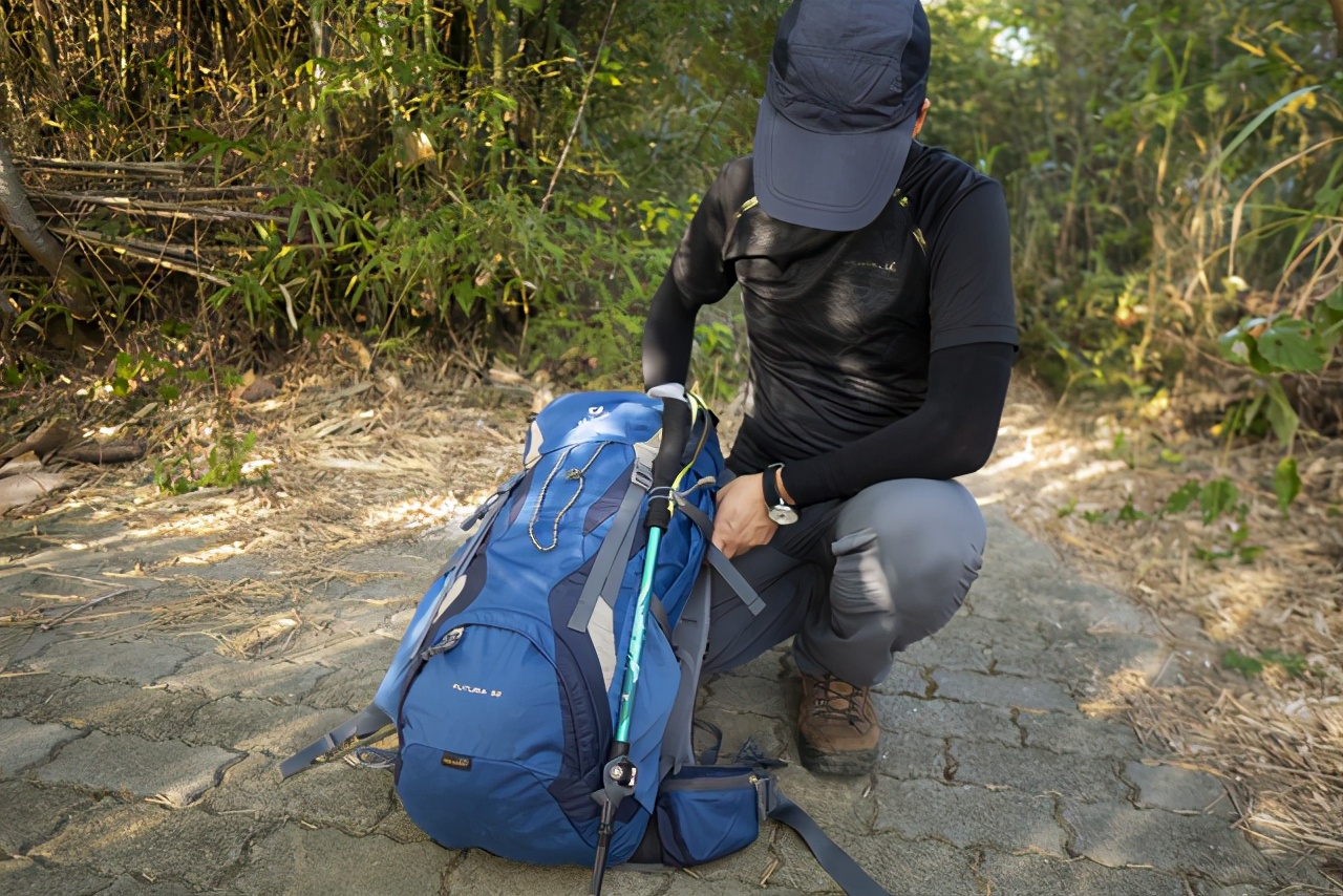 单支登山杖使用方法徒步技巧,户外登山初学者登山杖怎样选