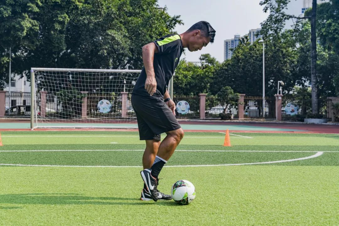 中考足球定位踢准技巧,足球中考满分视频技巧