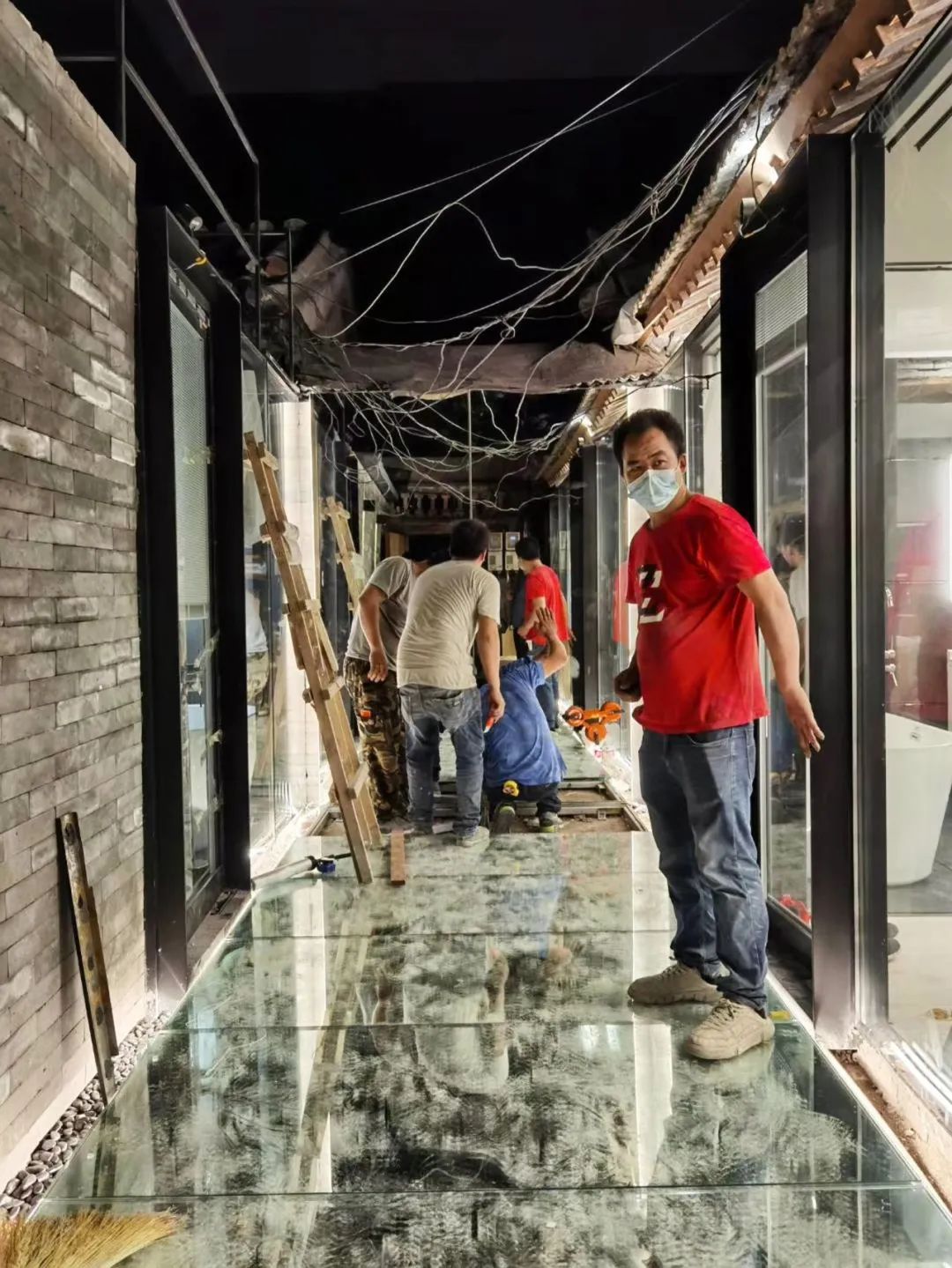 北京姑娘继承胡同老房，地板铺镜子、浴厕全透明，一个人住太爽