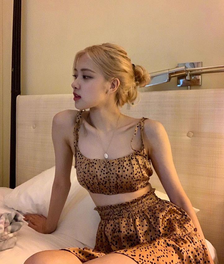 blackpink夏威夷团综穿浴袍,blackpink最新私服穿搭
