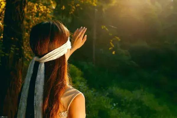 当下也有美诗读！和尚诗壁（76）回望当年牵手处，而今唯有落花新