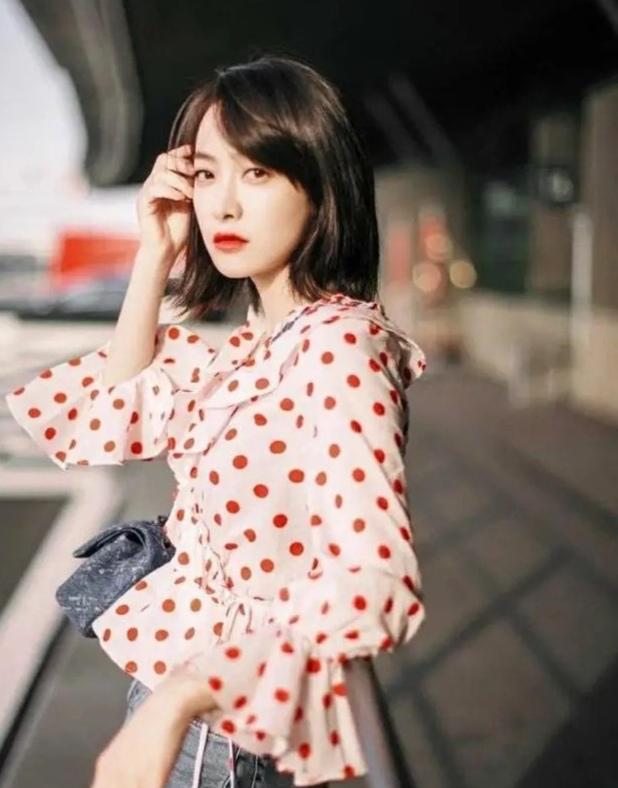 日常穿搭夏季宋茜背心牛仔裤,宋茜复古清新连衣裙时尚抢镜