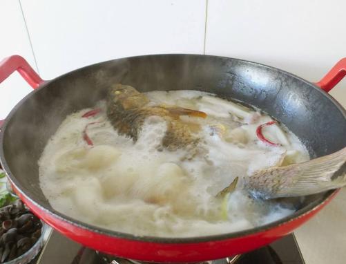 炖鱼加这1步鱼鲜汤白美味至极,如何炖鱼能炖出白汤教你两招