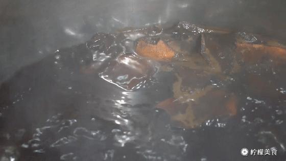 74岁的他，把一半的人生交给了这碗「黑暗甜品」