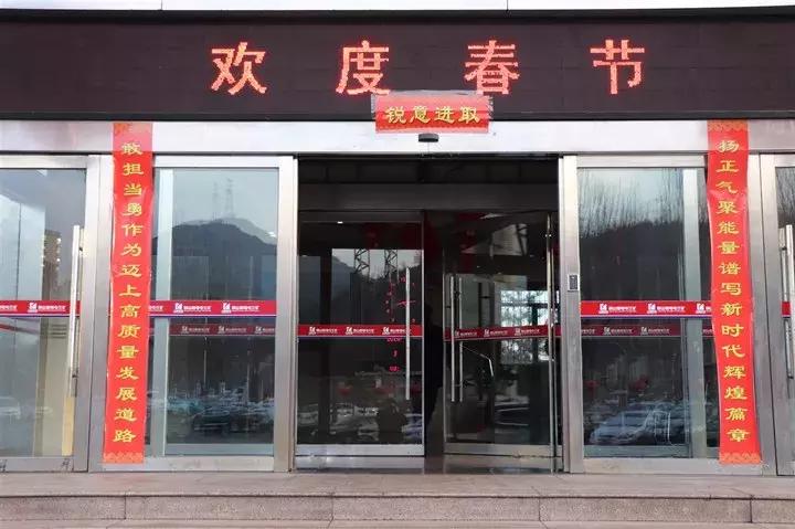 一年一度迎春节送春联活动,年越来越近又到写春联的日子