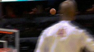 街球左右手交替胯下大幅度运球,单手运球转身加胯下街球动作