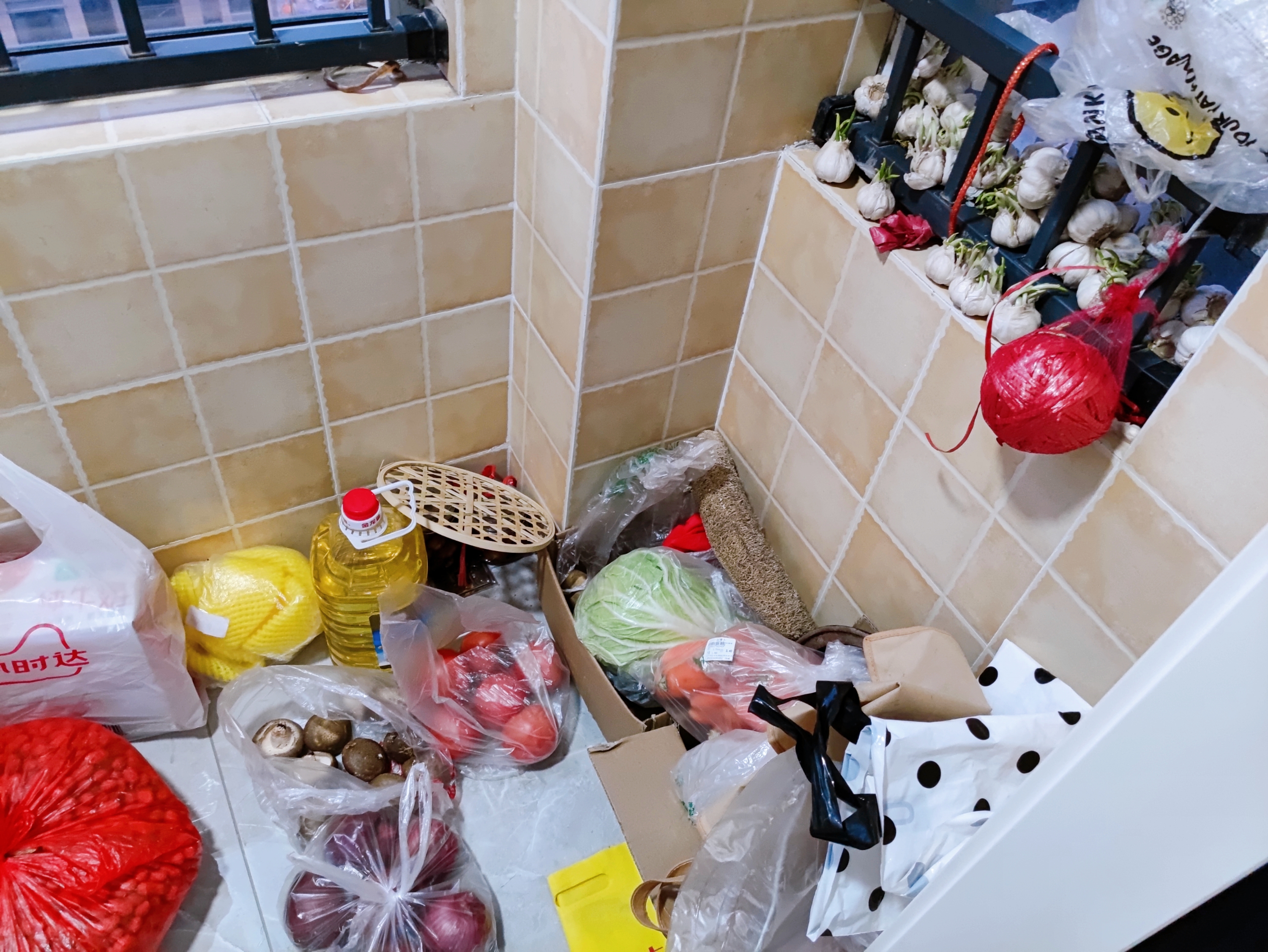 厨房置物架是打孔的好还是粘的好,厨房壁挂式免打孔置物架靠谱吗