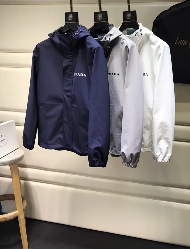 普拉达经典三角标冲锋衣,普拉达冲锋衣男款2021款