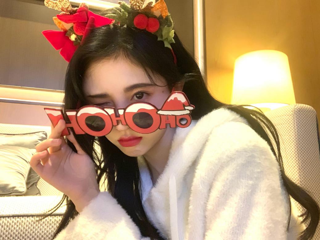 鞠婧祎与圣诞树合照，动图肤白貌美显腿长，网友称摄影师辛苦了