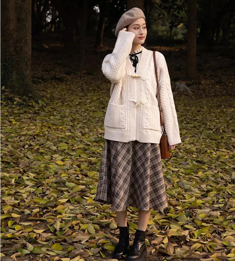 奶奶衫配半裙时髦保暖又有气质,2020早春穿奶奶衫超美