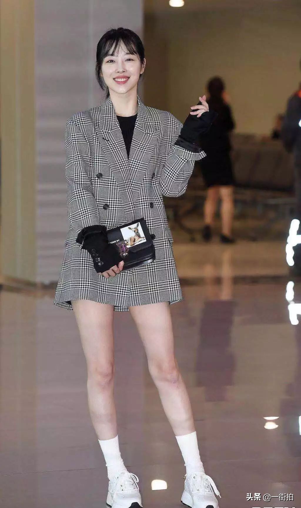 雪莉穿红西装,雪莉穿绿色吊带裙