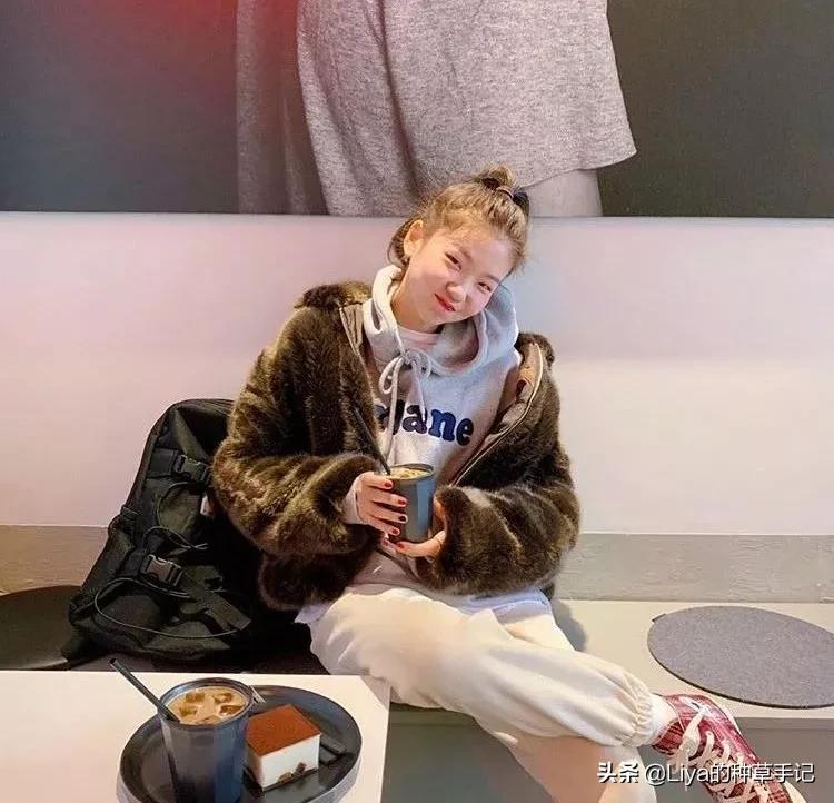 冬季羊羔毛卫衣怎么搭配才好看,冬款羊羔毛卫衣怎么搭配才好看