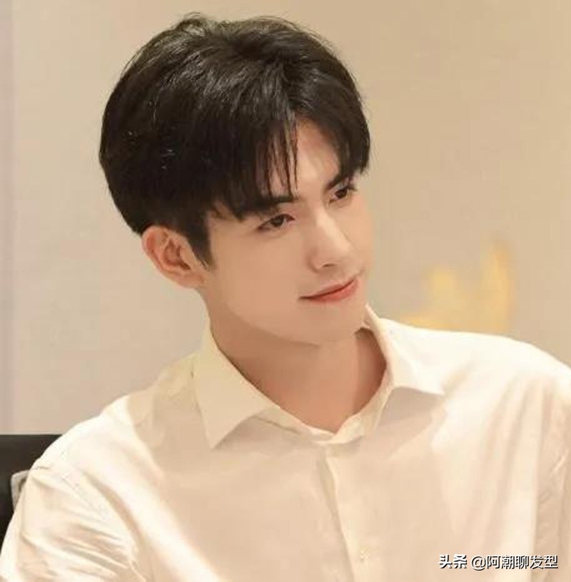 40岁男士两边铲的发型哪种好看,男士发型两边铲短头顶留长打理