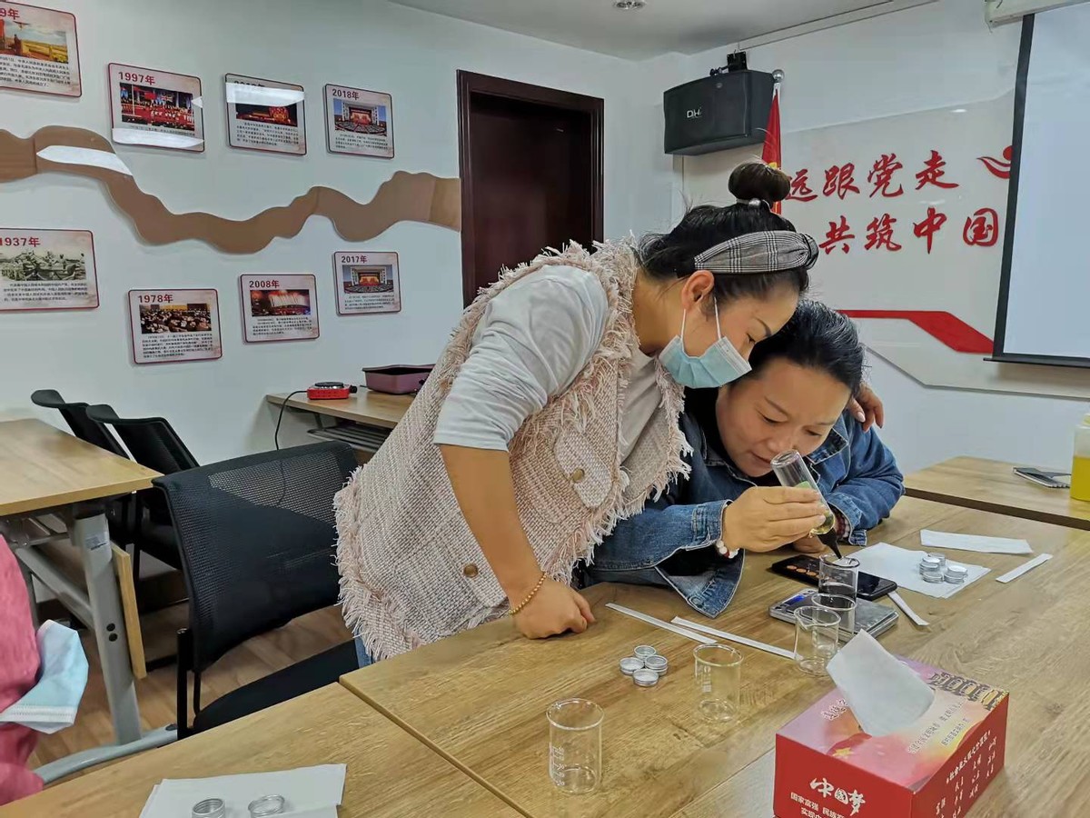 爱满荆楚｜关爱女性，黑泥湖社区小组活动“手工DIY紫草药膏”