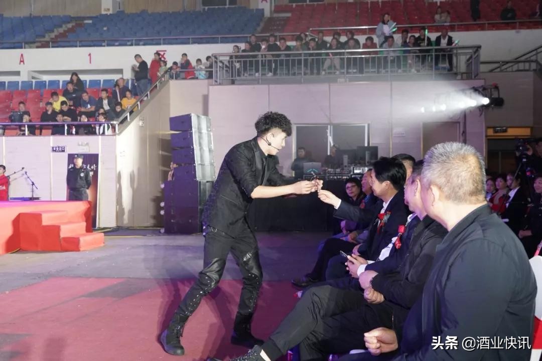 老歌老酒老字号，彩陶坊之夜群星晚会璀璨绽放