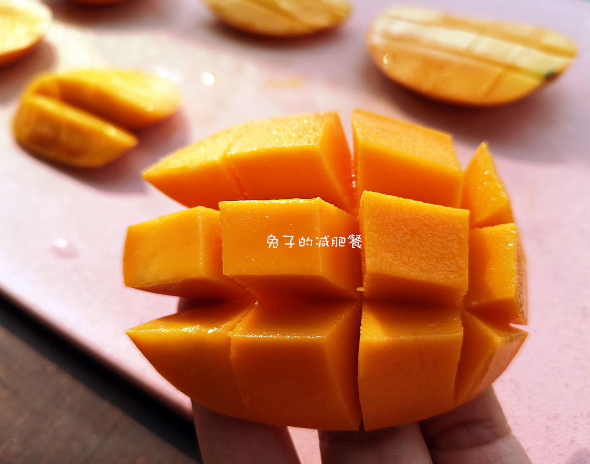 芒果里加2盒酸奶，一切一拌，无油无糖，孩子每天喝1杯，能量满满