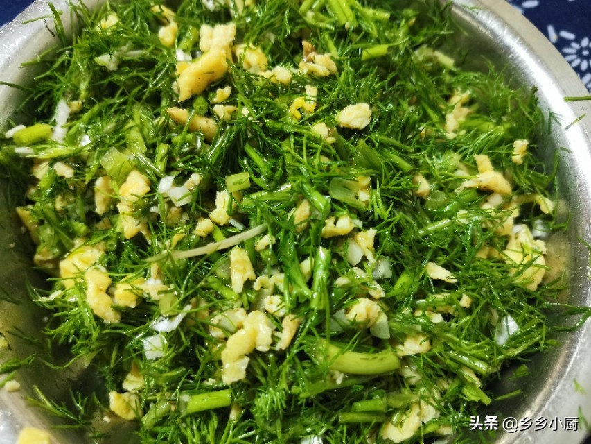 大厨做茴香鸡蛋饺子做法,5块钱的饺子用什么做的