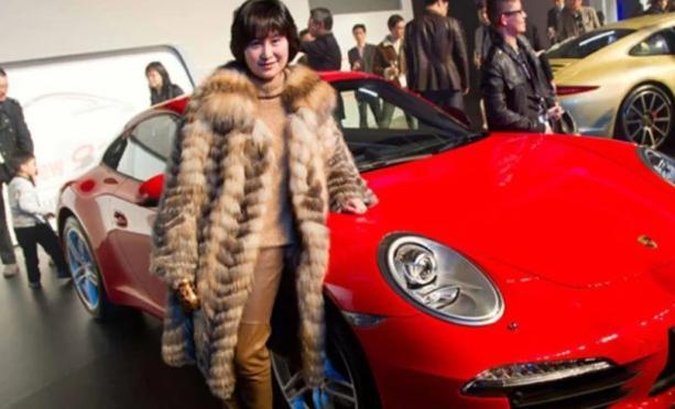 出国留学办了张信用卡，欠下2300万后逃回国的李嘉欣，结果如何