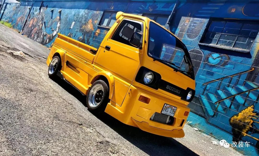 中置四驱五速手动的双门超跑，今晚我在秋名山等你