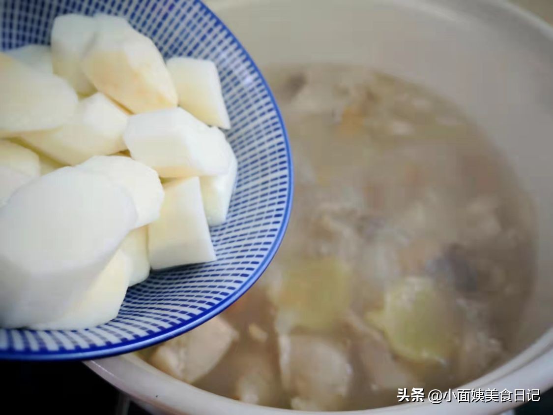 天冷煮啥汤给小孩暖身,天冷了老人小孩都要吃这三鲜汤