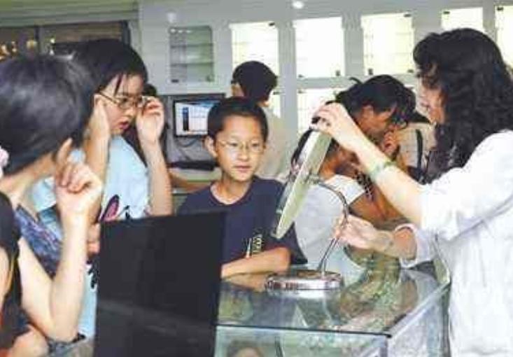 眼镜店里生意惨淡，房东劝老板改行，老板却笑了，称他不懂行