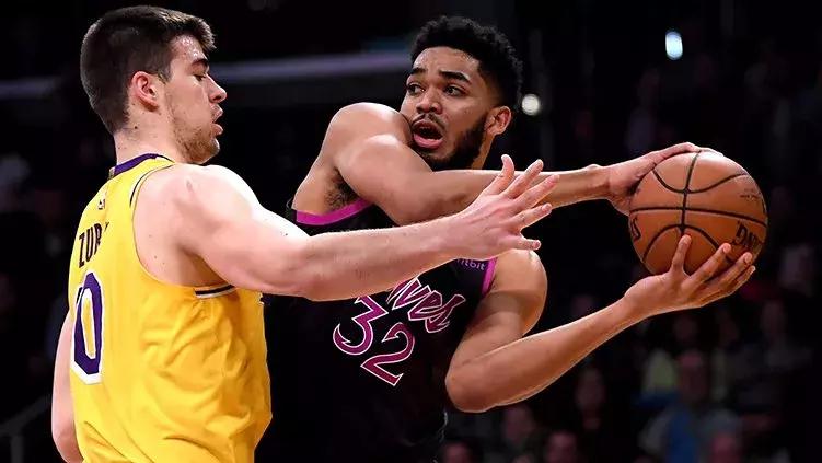 魔佩提前离场、球迷愤怒狂嘘！湖人向中国男足完成致敬