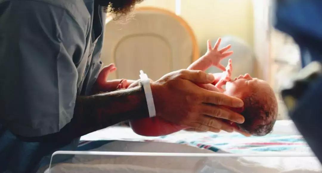 婴儿皮肤青紫多久能消,新生宝宝皮肤红块