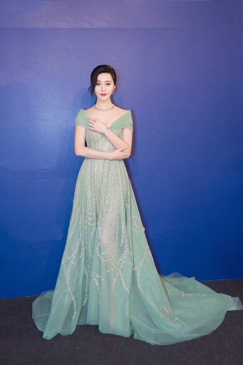 范冰冰也忒“彪悍”！披条“床单”就去走红毯了，被记者疯狂*拍偷**