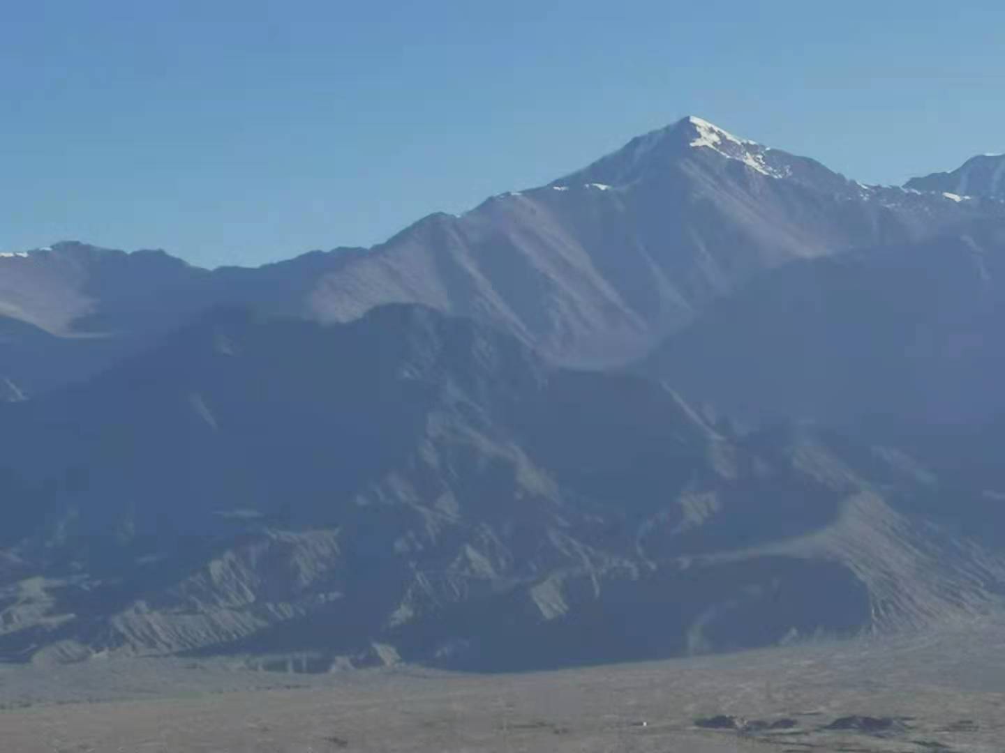 大漠的落日西下谁在反弹着琵琶,大漠的风沙下谁在弹琵琶