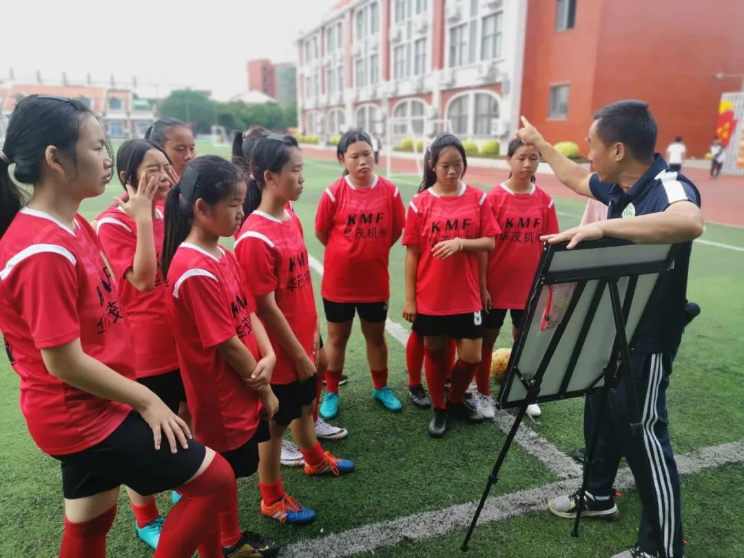 铿锵玫瑰美丽绽放女足夺冠,铿锵玫瑰1999国家女子足球队