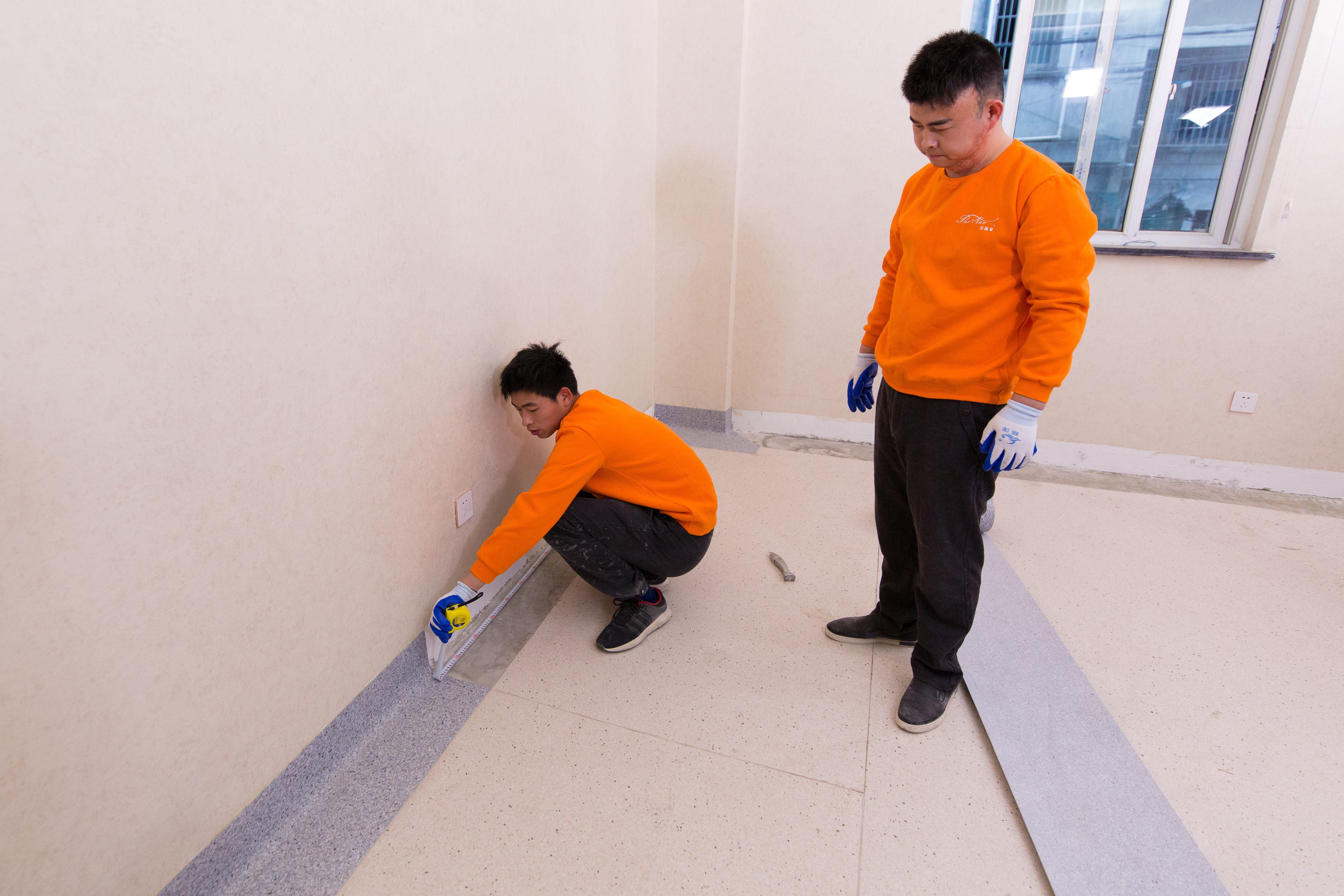 pvc地板楼梯踏步安装视频,pvc防静电地板安装方法