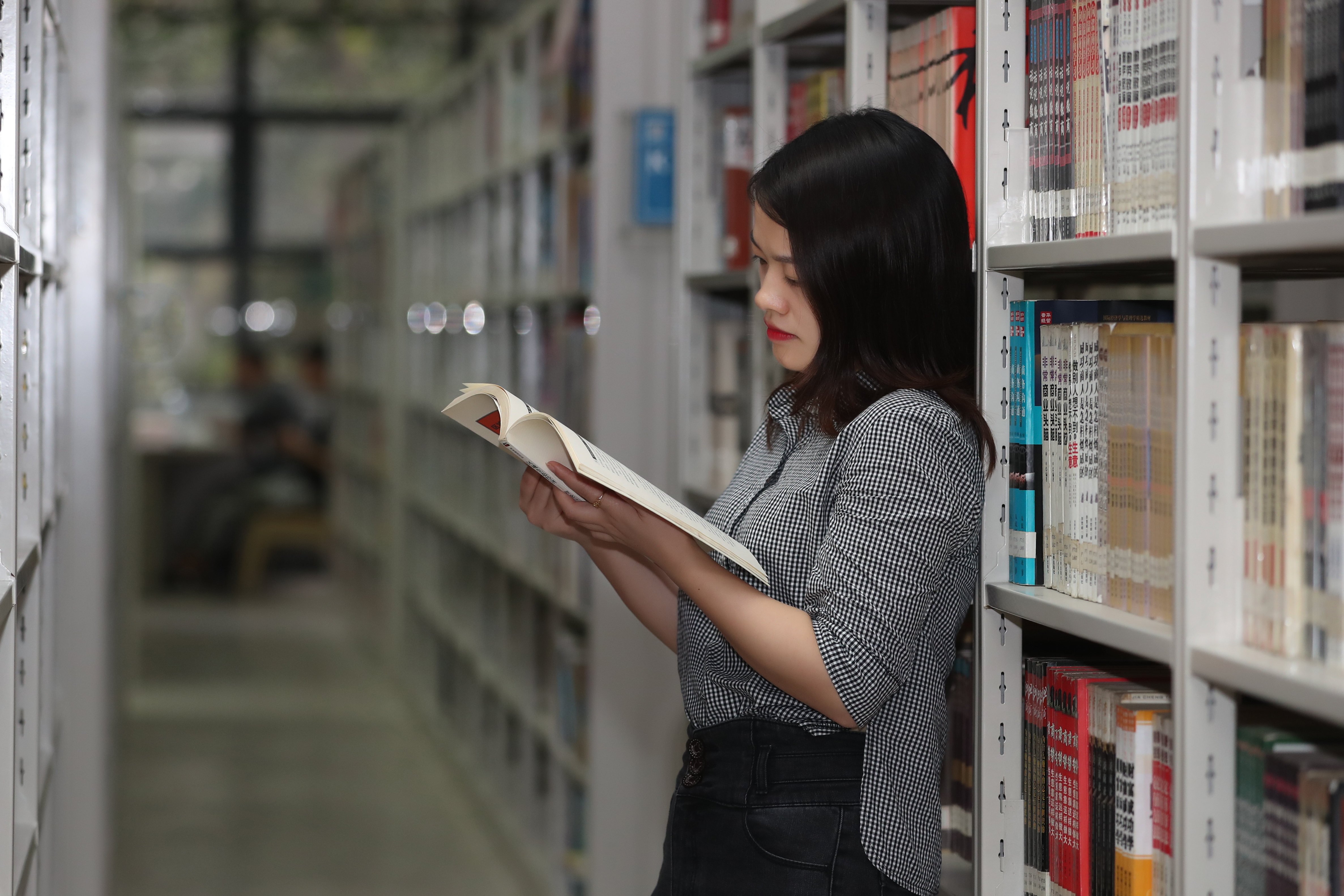 湖南农村贫寒女孩在富士康流水线完成蝶变，把一手烂牌打成王炸