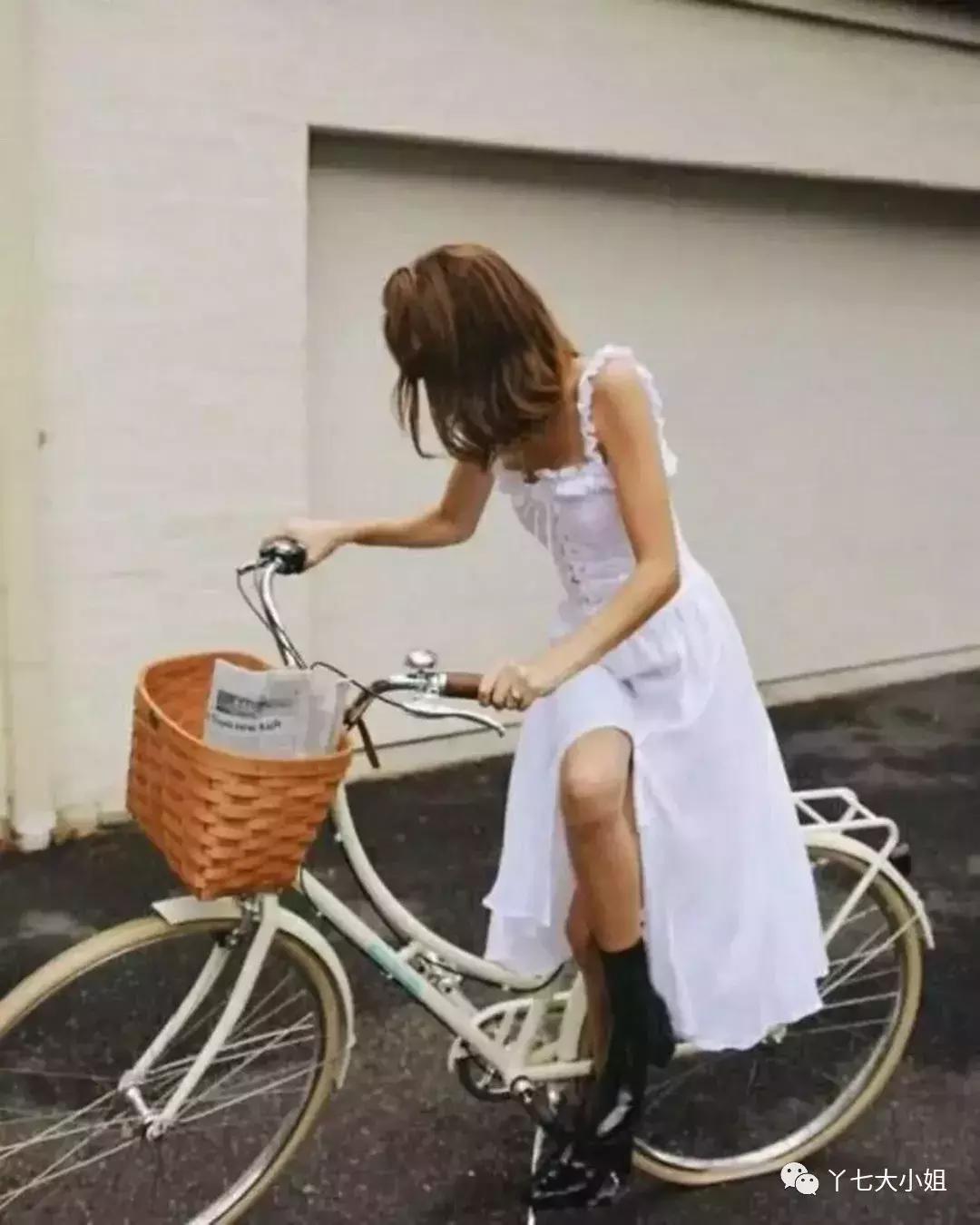 短发女孩穿什么裙子比较好看,女生短发适合穿什么样的裙子