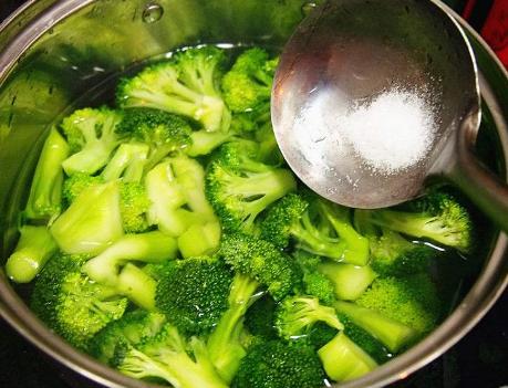 西兰花鸡蛋糕西兰花用焯水吗,西兰花炒肉西兰花是不是要焯水