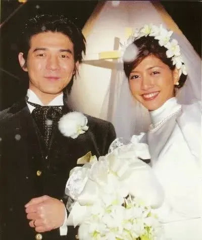 他是世纪末美少年，她帅到掰弯无数小姐姐，相恋10年不婚