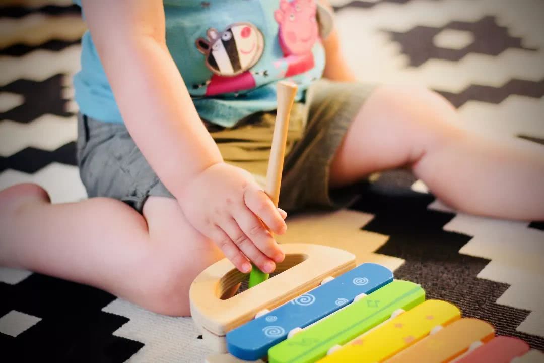 小孩是o型腿图片,孩子x型腿很严重应该怎么解决