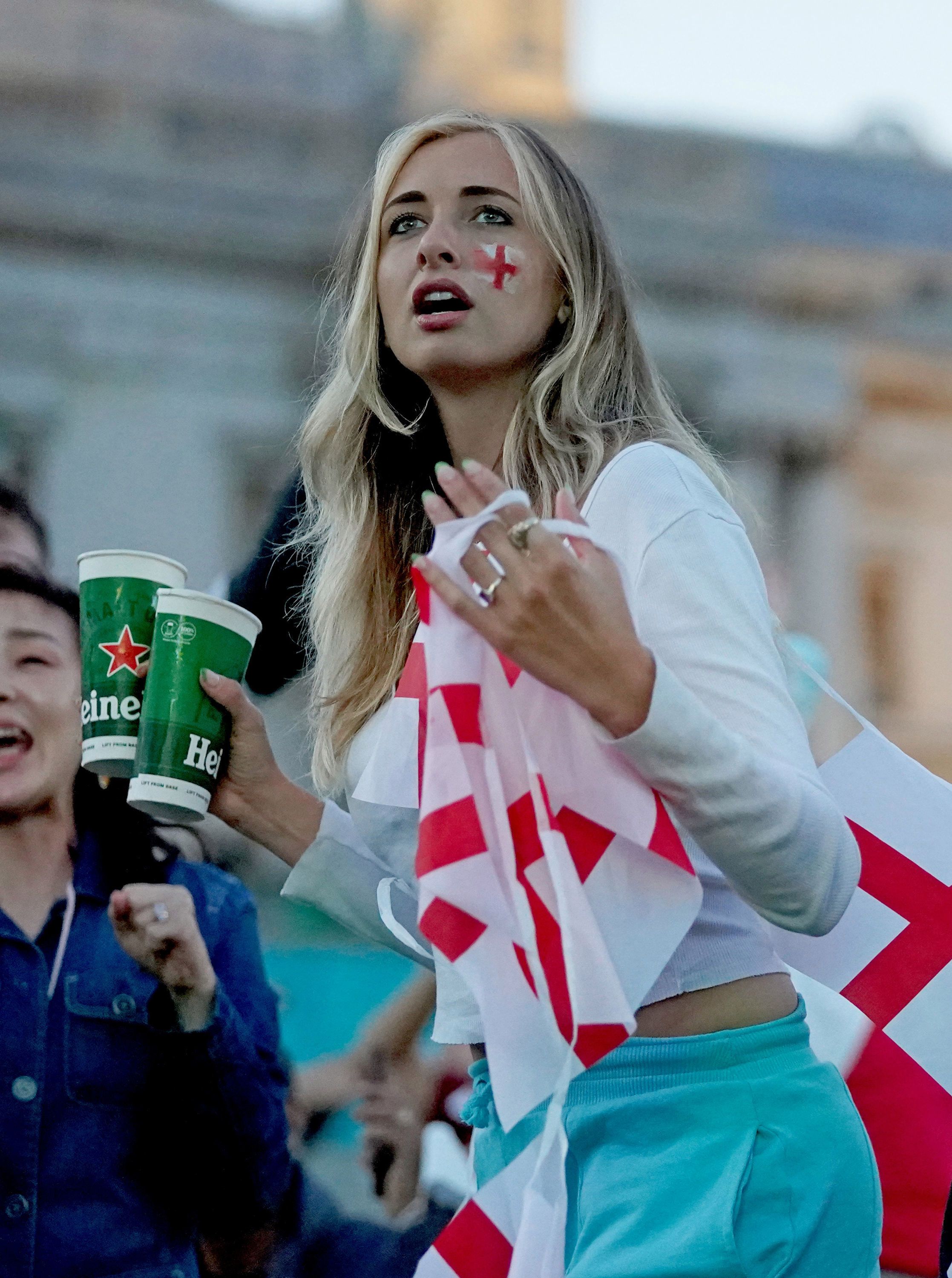 英格兰2:1丹麦,英格兰vs丹麦2-1英国球迷