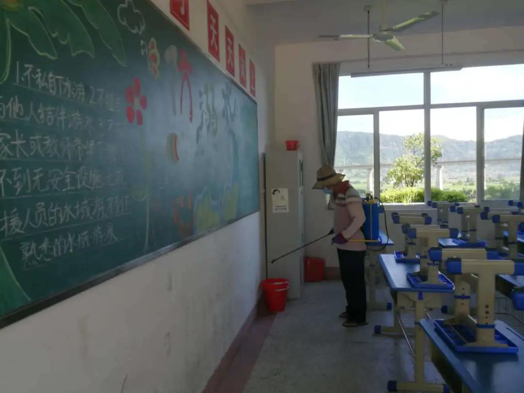 除四害，防疾病；勤消毒，抗疫情——记透堡中心小学除四害、抗疫情，防控进行时