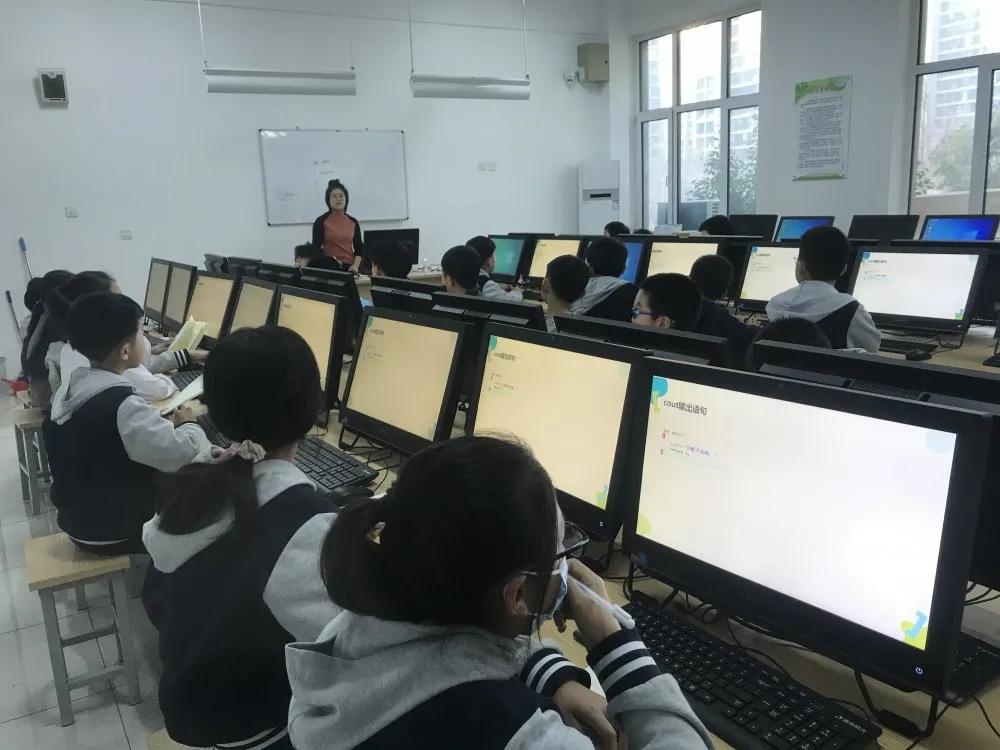 小学有特点的社团活动课,胶州市第六实验小学运动会