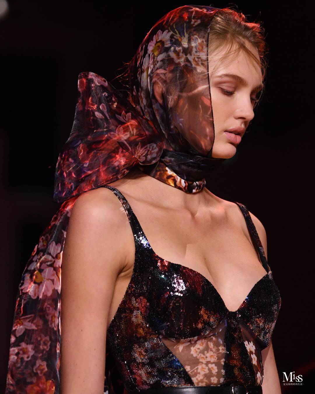 哑光妆容的魅力，在于提供漆黑的夜晚，展现色彩之美