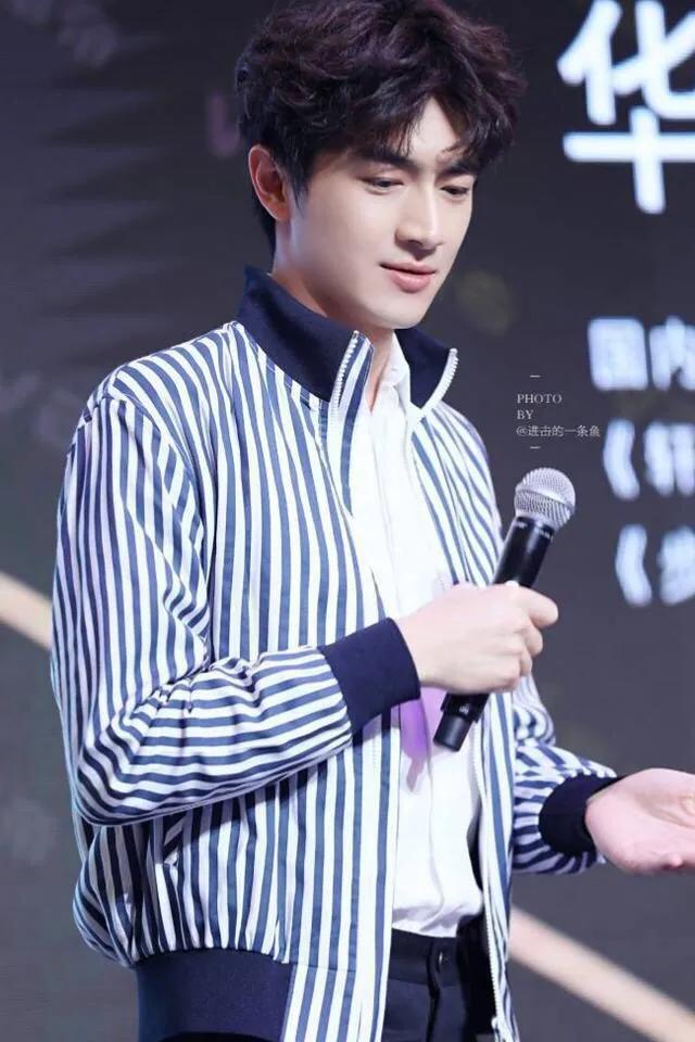 林更新白色体恤搭配西装裤,黑衬衣配黑色裤子林更新