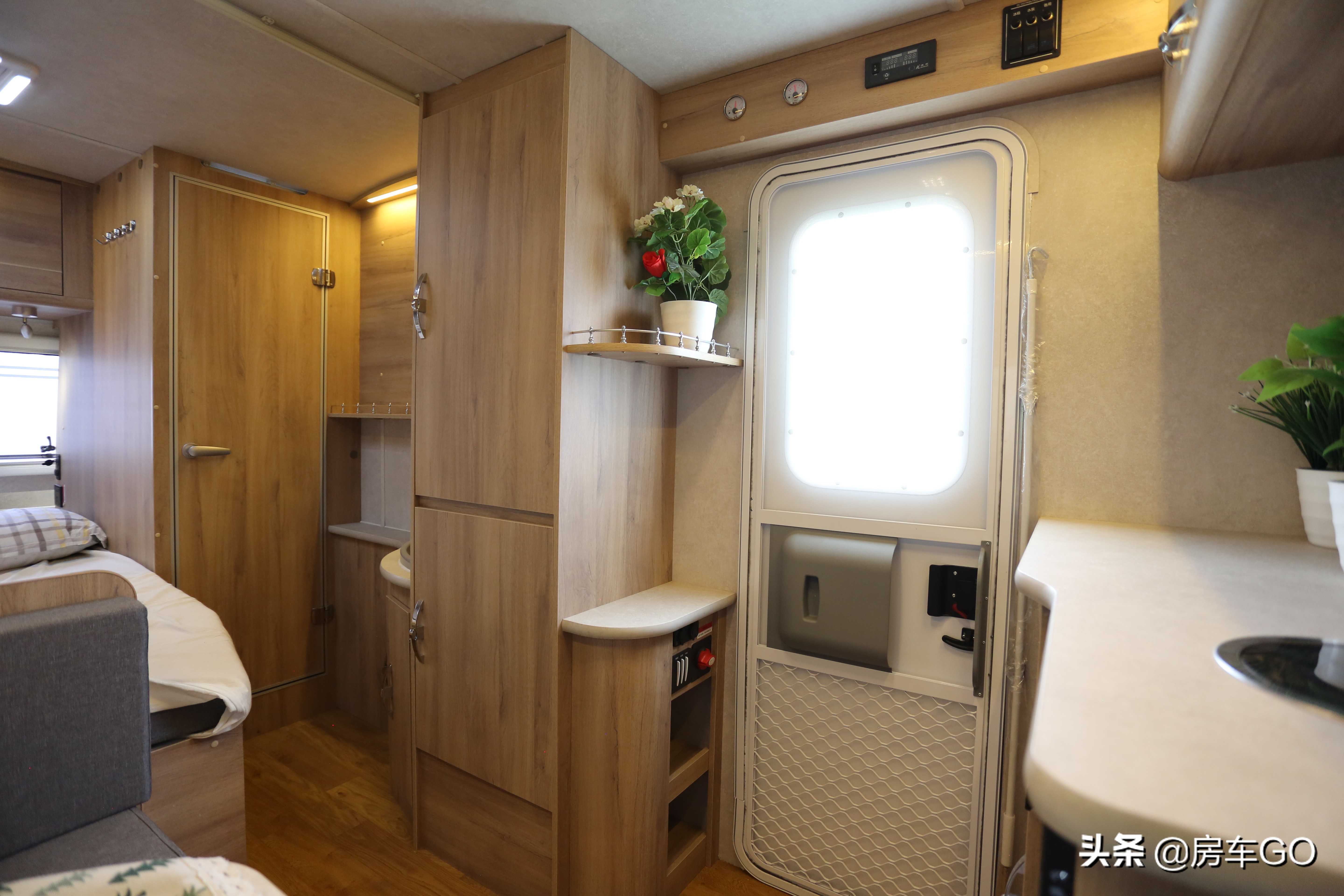 可以上蓝牌的拖挂房车,能住三人小型拖挂房车