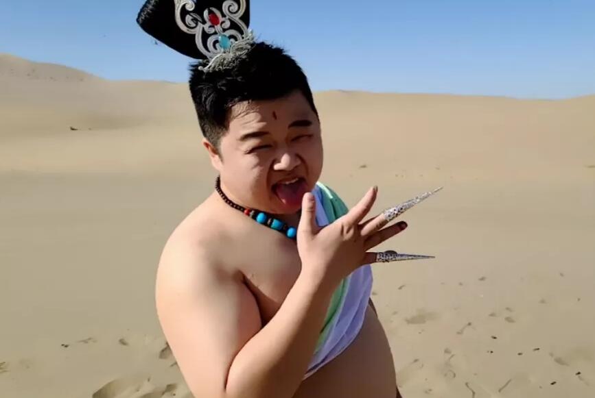 斗鱼蓝战非拍摄搞怪婚纱照200斤胖墩扮演敦煌飞天，水友不忍直视