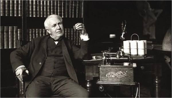 爱迪生为什么一生中都没说过放弃,爱迪生家境贫寒吗