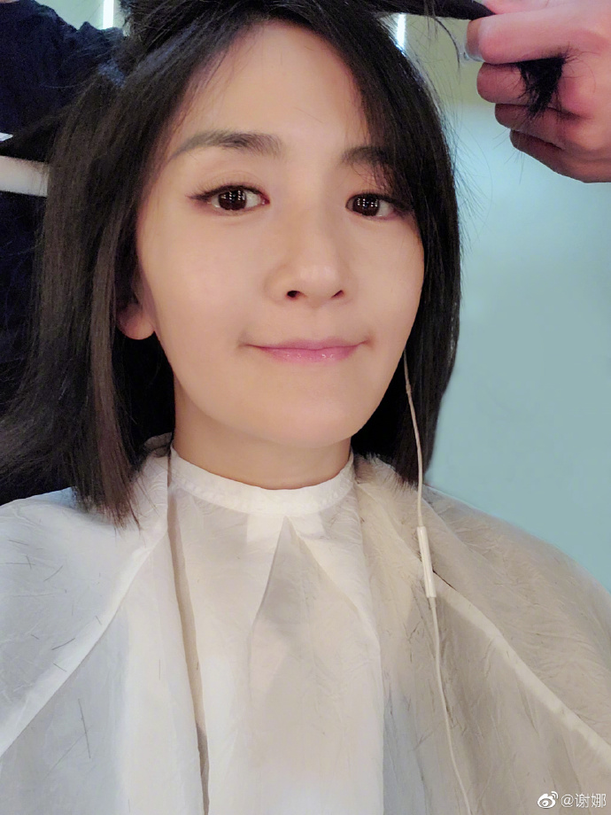 谢娜晒女儿做的手工,谢娜晒俩女儿送的节日礼物