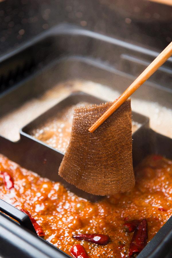 吃火锅必点的菜品毛肚,毛肚那么贵为什么自助火锅随便吃